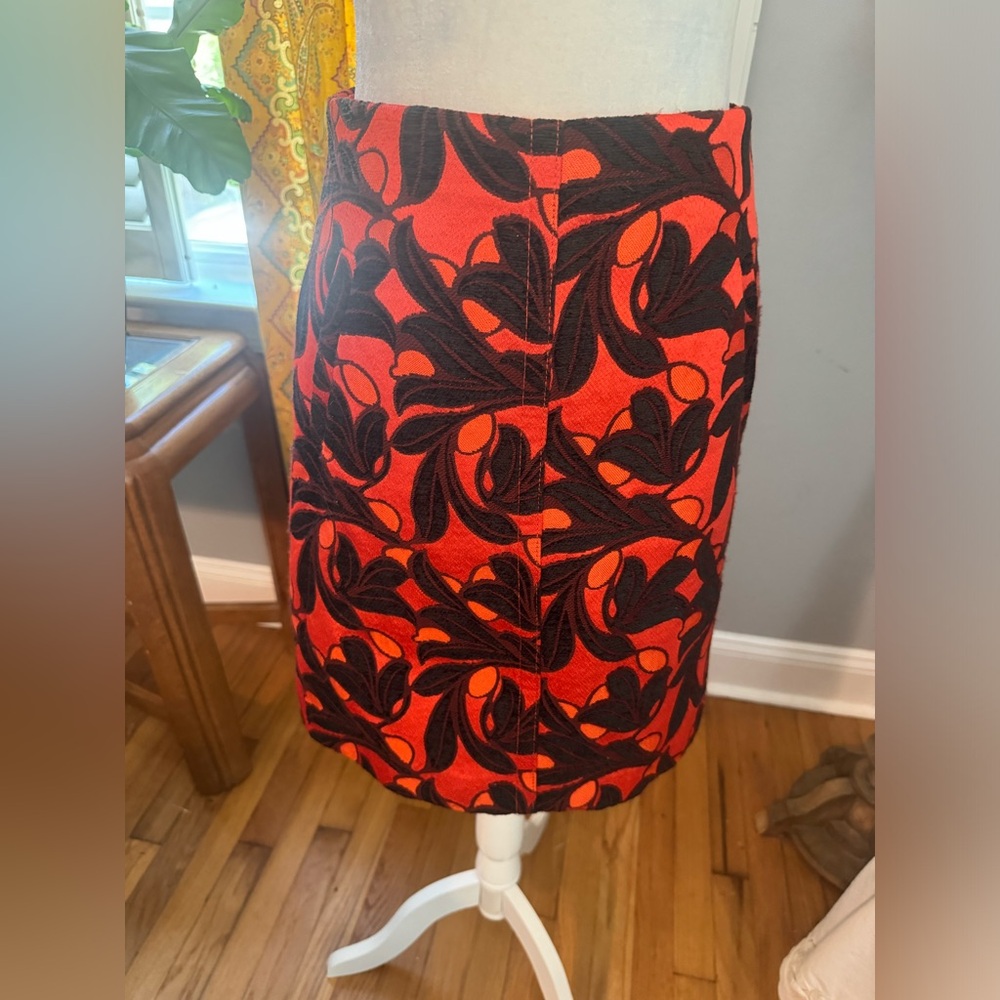 Ann Taylor Size 2 Red Black Jacquard Skirt NWOT